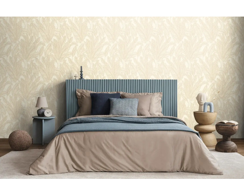 Ložnice s postelí, nočními stolky a vzorovanou tapetou.