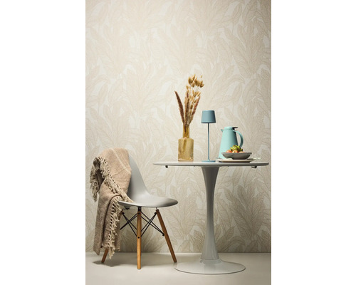 Dekorativní jídelní stůl se židlí, stolní lampou a doplňky před vzorovanou tapetou