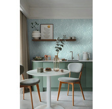 Světlá jídelní část se zeleně pruhovanou kuchyňskou linkou, bílým stolem a židlemi