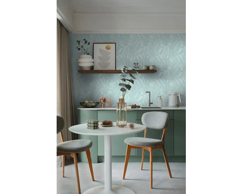 Světlá jídelní část se zeleně pruhovanou kuchyňskou linkou, bílým stolem a židlemi