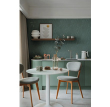 Světlá kuchyně s jídelním stolem a židlemi v moderním designu