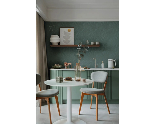 Světlá kuchyně s jídelním stolem a židlemi v moderním designu