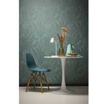 Obývací pokoj s vzorovanou tapetou, jídelním stolem a židlí