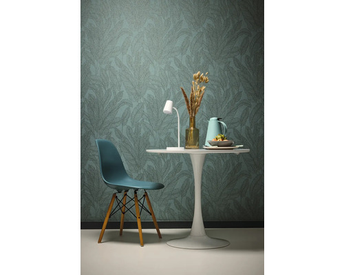 Obývací pokoj s vzorovanou tapetou, jídelním stolem a židlí