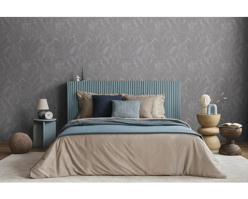 Ložnice s manželskou postelí, nočním stolkem a vzorovanou tapetou pro klidnou atmosféru.