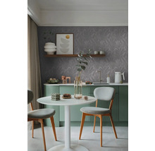 Moderní kuchyňská scéna s jídelním stolem, židlemi, kuchyňským koutem a květinovou tapetou