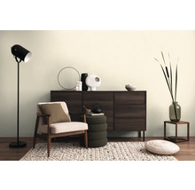 Obývací pokoj s křeslem, komodou, stojací lampou a dekorativními doplňky pro útulnou atmosféru