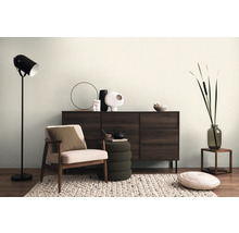 Obývací pokoj s příborníkem, křeslem, stojací lampou a dekorací