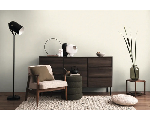 Obývací pokoj s příborníkem, křeslem, stojací lampou a dekorací