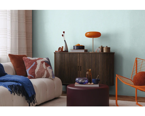 Obývací pokoj s pohovkou, skříní, odkládacím stolkem a židlí