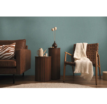 Obývací pokoj s pohovkou, židlemi a odkládacími stolky před stěnou