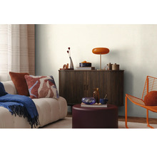 Interiér obývacího pokoje s pohovkou, skříňkou, lampou a dekorací