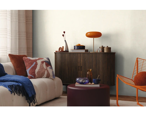 Interiér obývacího pokoje s pohovkou, skříňkou, lampou a dekorací