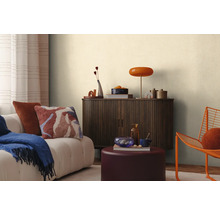 Obývací pokoj s pohovkou, skříňkou, lampou a dekoracemi pro útulnou atmosféru