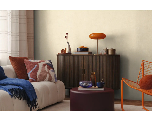 Obývací pokoj s pohovkou, skříňkou, lampou a dekoracemi pro útulnou atmosféru