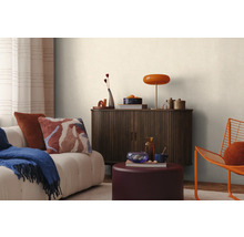 Obývací pokoj s pohovkou, komodou a dekorací pro útulnou atmosféru