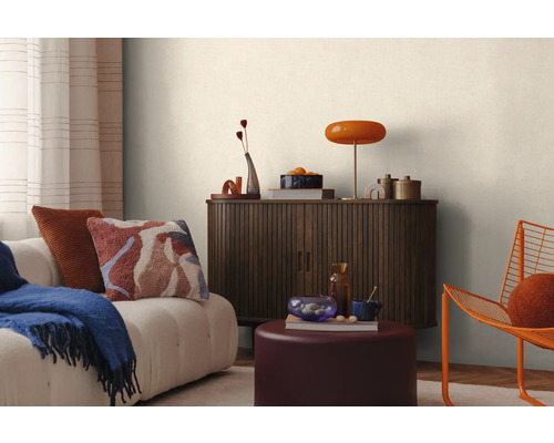 Obývací pokoj s pohovkou, komodou a dekorací pro útulnou atmosféru