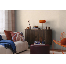 Obývací pokoj s pohovkou, skříňkou a dekoracemi