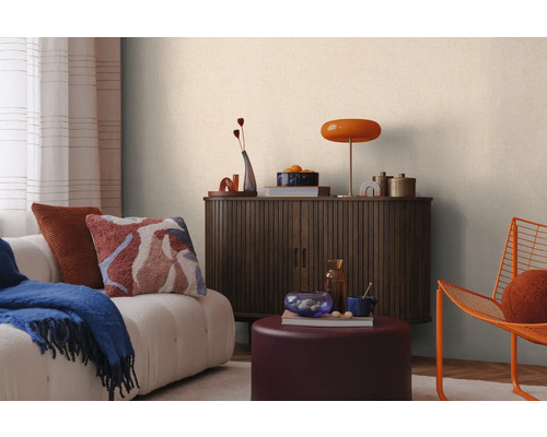 Obývací pokoj s pohovkou, skříňkou a dekoracemi