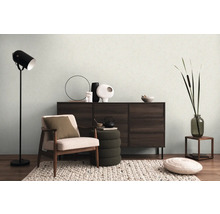 Obývací pokoj s křeslem, komodou, stojací lampou a dekoracemi pro útulnou atmosféru.