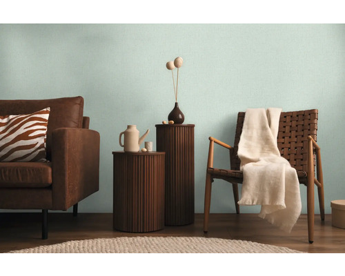 Obývací pokoj s pohovkou, židlí a odkládacími stolky ve světlém prostředí