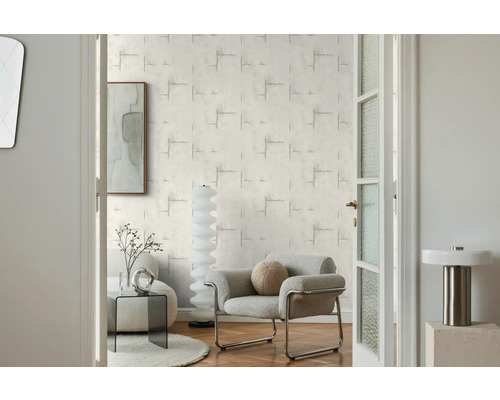 Obývací pokoj s vzorovanou tapetou, křeslem a dekorací