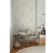 Obývací pokoj se strukturovanými tapetami a šedým křeslem