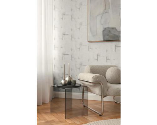 Obývací pokoj s křeslem, odkládacím stolkem a vzorovanou tapetou