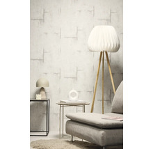 Interiér s tapetou se vzorem, stojací lampou a odkládacími stolky