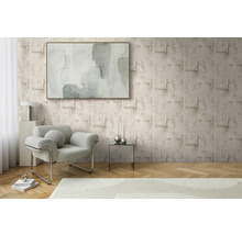 Obývací pokoj se vzorovanou tapetou, křeslem a uměleckým dílem