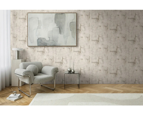 Obývací pokoj se vzorovanou tapetou, křeslem a uměleckým dílem