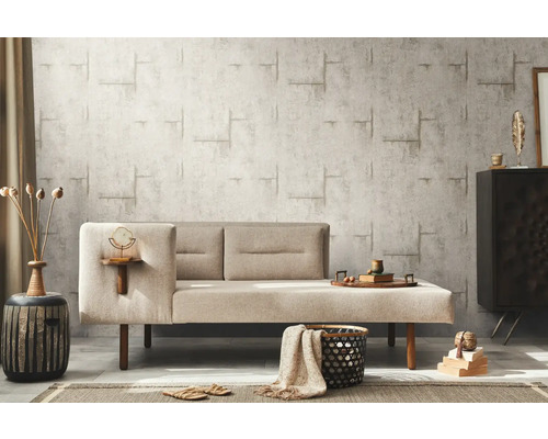 Obývací pokoj s béžovou pohovkou a vzorovanou tapetou