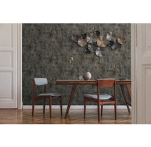 Jídelna s jídelním stolem, židlemi a strukturovanou tapetou