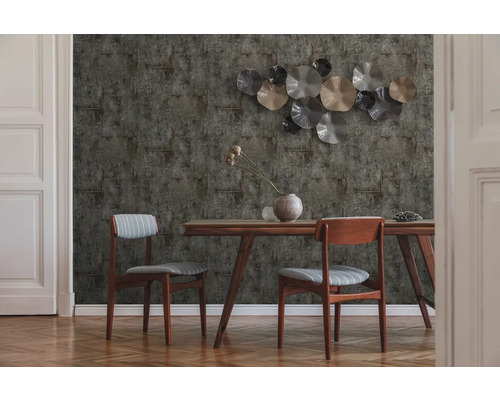 Jídelna s jídelním stolem, židlemi a strukturovanou tapetou