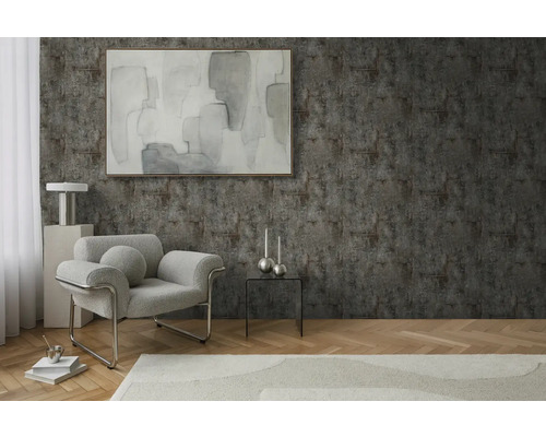 Obývací pokoj s křeslem, stolem a dekorací před strukturovanou stěnou