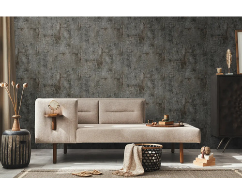 Dekorativní stěna s vzorovanou tapetou, kombinovaná se stylovou pohovkou a odpovídajícími bytovými doplňky