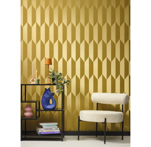 Interiér s geometrickou tapetou, regálem a křeslem