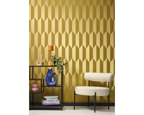 Interiér s geometrickou tapetou, regálem a křeslem