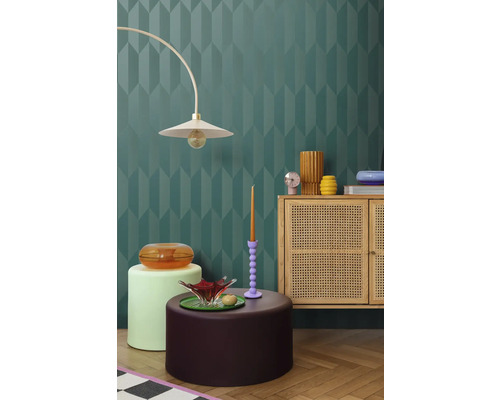 Interiér s dekorativní stěnou, lampou, komodou a dekorativními prvky pro stylové prostředí.