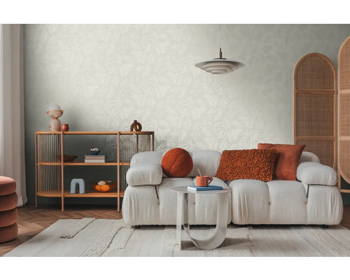 Světlý obývací pokoj s vzorovanou tapetou, pohovkou, kobercem a dřevěnou policí