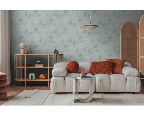 Obývací pokoj s květinovou tapetou, pohovkou a odkládacím stolkem