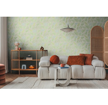 Obývací pokoj s pohovkou, odkládacím stolkem, policí a vzorovanou tapetou