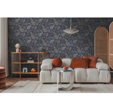 Obývací pokoj s vzorovanou tapetou, pohovkou, regálem a kobercem