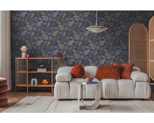 Obývací pokoj s vzorovanou tapetou, pohovkou, regálem a kobercem