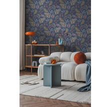 Obývací pokoj s vzorovanou tapetou, pohovkou a odkládacím stolkem