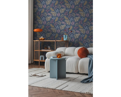 Obývací pokoj s vzorovanou tapetou, pohovkou a odkládacím stolkem