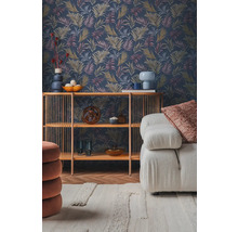 Obývací pokoj s vzorovanou tapetou, policí a pohovkou