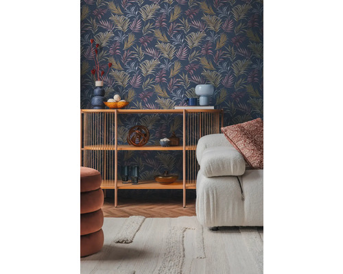 Obývací pokoj s vzorovanou tapetou, policí a pohovkou