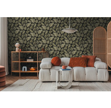 Obývací pokoj s pohovkou, odkládacím stolkem, regálem a vzorovanou tapetou s rostlinnými motivy