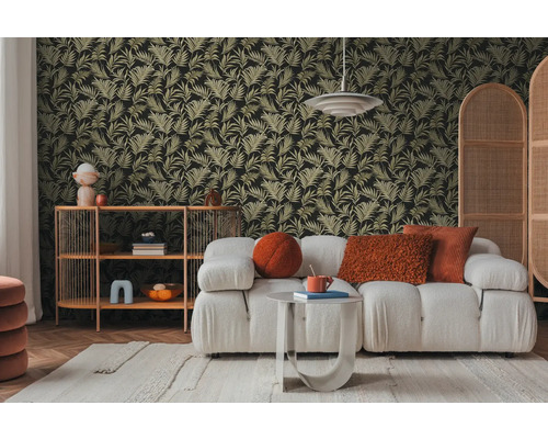 Obývací pokoj s pohovkou, odkládacím stolkem, regálem a vzorovanou tapetou s rostlinnými motivy